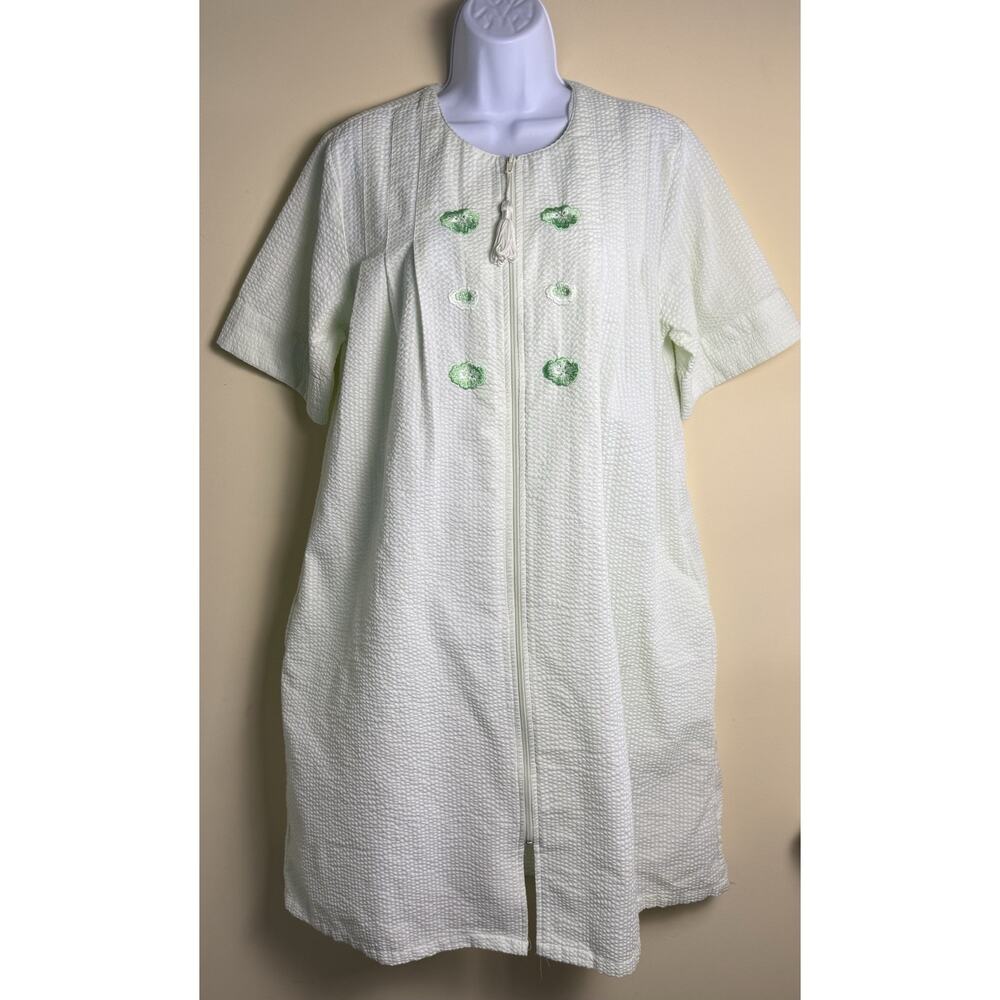 Vintage Chance Encounters 8 soft green house coat embroidered flowers Grannycore